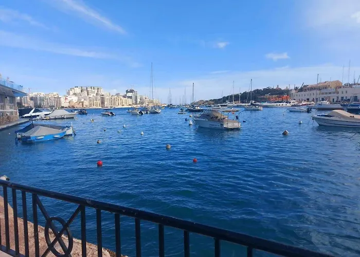 Modern Apartment In Centre Of Gzira